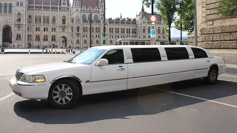 Limuzin bérlés Budapest - Lincoln Town Car fehér limuzin - slideshow képek